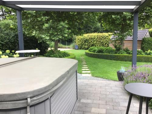 Studio Gardenroom Guesthouse De Steenberg met wellness & tuinzicht