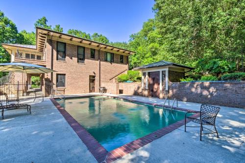 Owls Nest Estate Top Floor with Shared Pool! in Clarkesville, USA