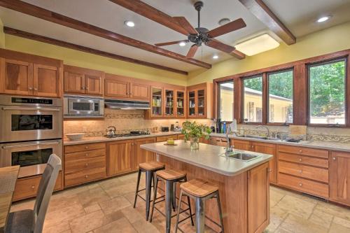 Owls Nest Estate Top Floor with Shared Pool! in Clarkesville, USA