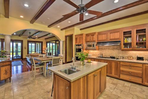Owls Nest Estate Top Floor with Shared Pool! in Clarkesville, USA