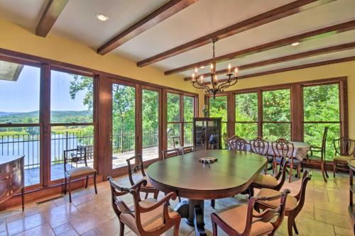 Owls Nest Estate Top Floor with Shared Pool! in Clarkesville, USA