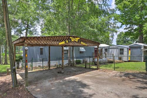 Lake Sinclair House with Lake Access and Kayaks!