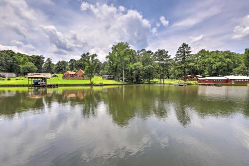 Lake Sinclair House with Lake Access and Kayaks!