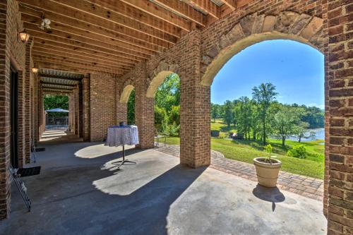 Inviting Bottom-Floor Apt at Owls Nest with Views! in Clarkesville, USA