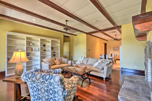 Inviting Bottom-Floor Apt at Owls Nest with Views! in Clarkesville, USA