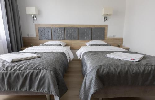 2 twin beds