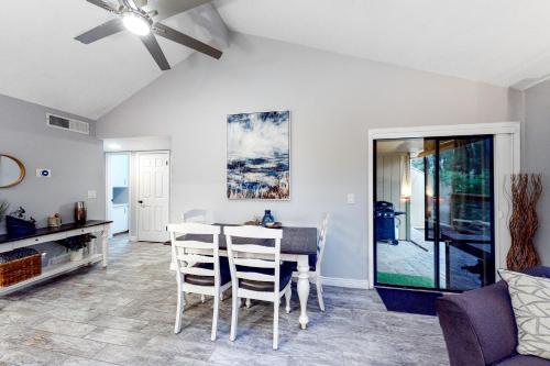 Cozy Mountain Townhome - image 9