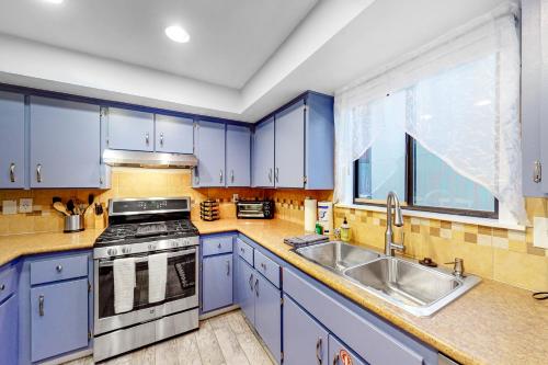Cozy Mountain Townhome - main image