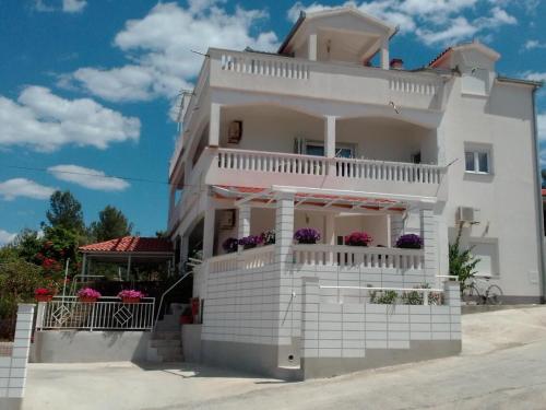 Apartments with a parking space Slatine Ciovo - 11799