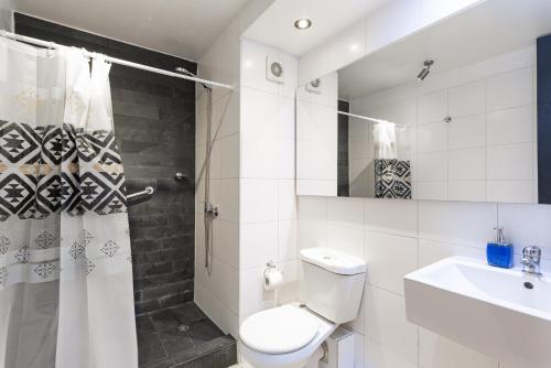 Tribeca Gold W/ Smart TV, Parking, Metro & AC