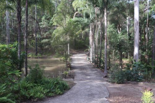 LAKE VIEW CHALET Close by Australia Zoo Landsborough Montville Maleny Caloundra Beaches Glasshouse mountains Big Kart Track