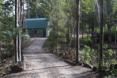 LAKE VIEW CHALET Close by Australia Zoo Landsborough Montville Maleny Caloundra Beaches Glasshouse mountains Big Kart Track
