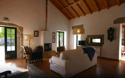 Beautiful house and garden at Serra da Estrela, perfect for groups and families in กูเวีย