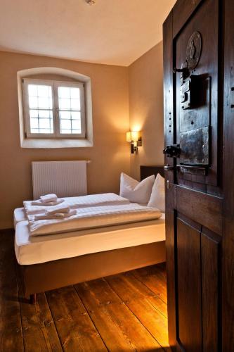 1 queen bed, 1 twin bed, 2 bunk beds