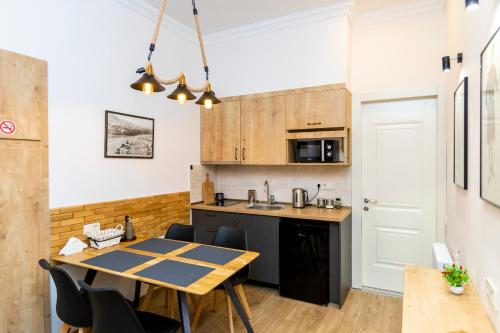 Proper Apartments New Design 1BR Apt 2 min Liberty Square