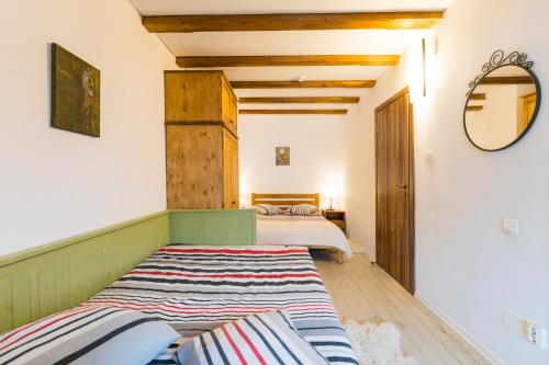 1 double bed, 1 twin bed