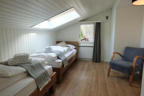 1 queen bed, 2 twin beds