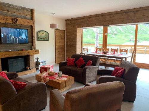 Chalet Canvolan, 7 pièces, 12 personnes, Tignes le Lac, sur terrasse et jardin (Chalet Canvolan, 7 pieces, 12 personnes, Tignes le Lac, sur terrasse et jardin) in ティニュ