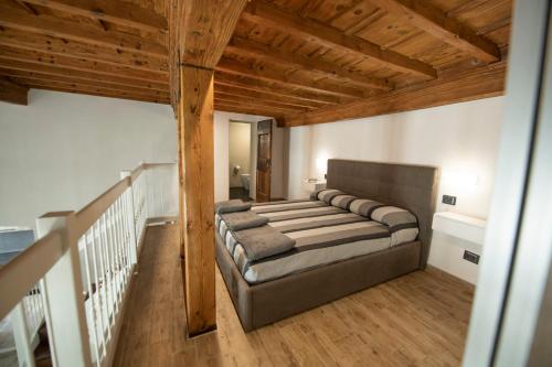 One-Bedroom Apartment image 9
