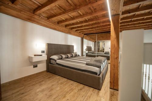 One-Bedroom Apartment image 5