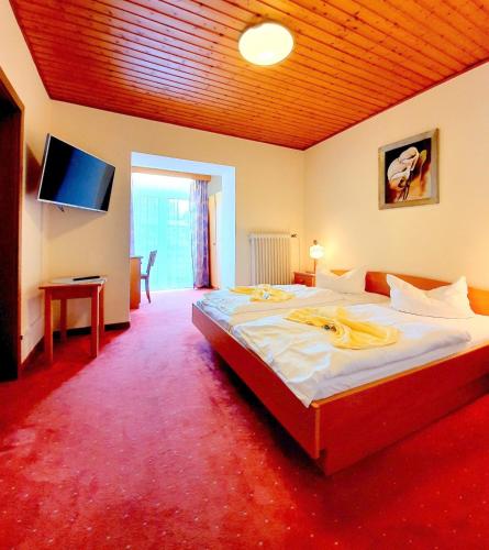 1 queen bed, 1 twin bed