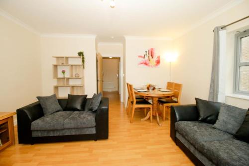 Spacious Double Bedroom Duplex Apartment Near North Station & Town Centre
