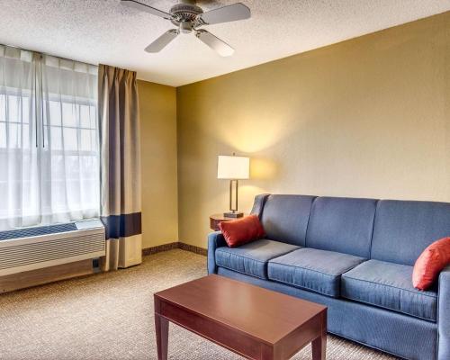 Comfort Inn & Suites Grafton-Cedarburg