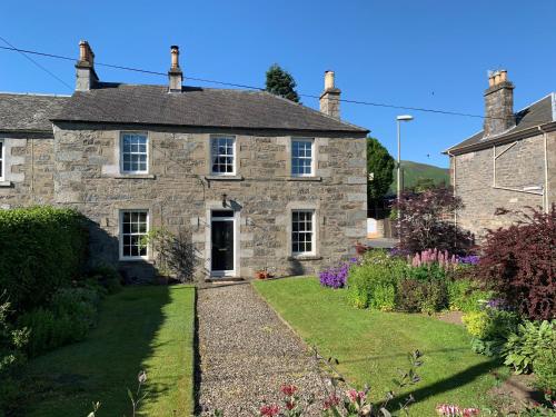 Garden, Immaculate 3-Bed House in Blair Atholl with Sky TV in Blair Atholl