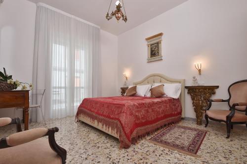 1 queen bed, 1 sofa bed