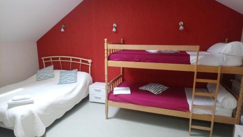 1 double bed, 1 bunk bed