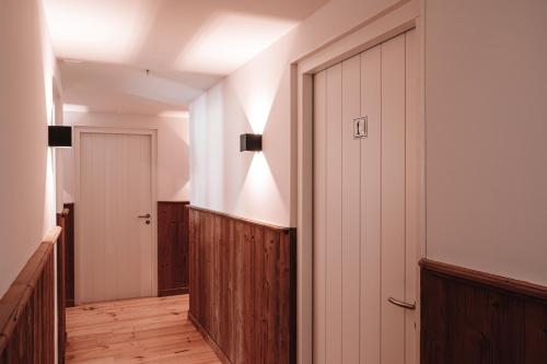 Bejárat, Friese Hoeve Sneek in Sperkhem en industrieterrein Houkesloot