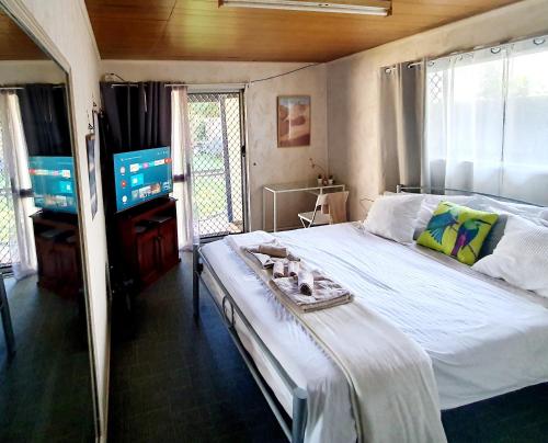 WOODY Pt - AMAZING 1970's SHARE HOUSE BY THE SEA-4 rooms available! in Península Redcliffe