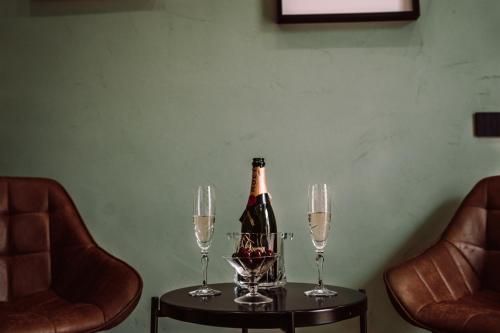 Deluxe Double or Twin Room with Balcony image 10