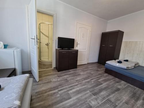 1 double bed, 1 twin bed