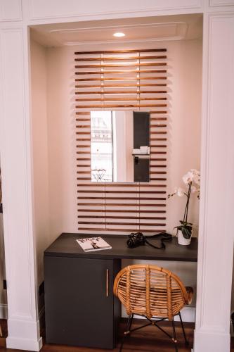 Deluxe Double Room with Balcony image 6