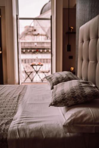 Deluxe Double Room with Balcony image 3