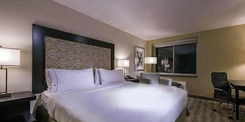 King Room - Hearing Accessible room in Holiday Inn Express & Suites Colorado Springs Central By IHG