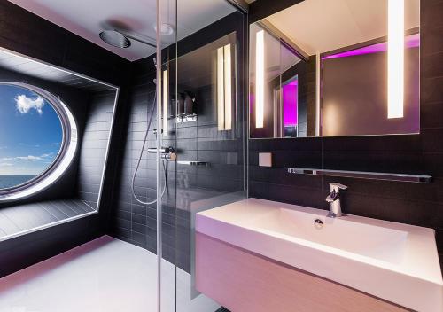 Zuhanyzó, Viking Line ferry Viking Grace - One-way journey from Turku to Stockholm in Turku Harbour