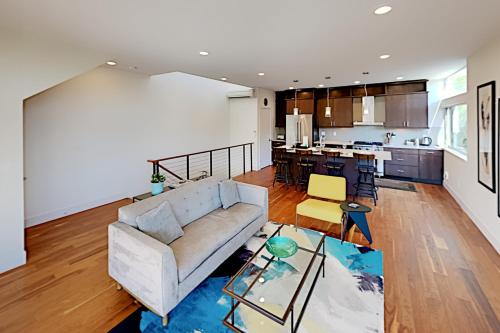 Upscale Eastlake Gem with Fireplace & Rooftop Deck townhouse - image 14