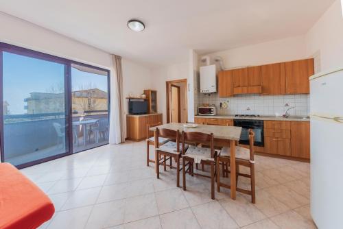 Two-Bedroom Apartment Sea Side image 4