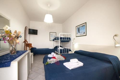 2 queen beds, 1 twin bed, 2 bunk beds