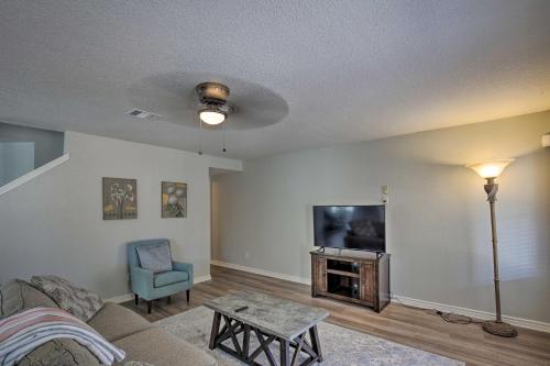 Spacious San Antonio Home about 9 Miles to USTA! in San Antonio, USA