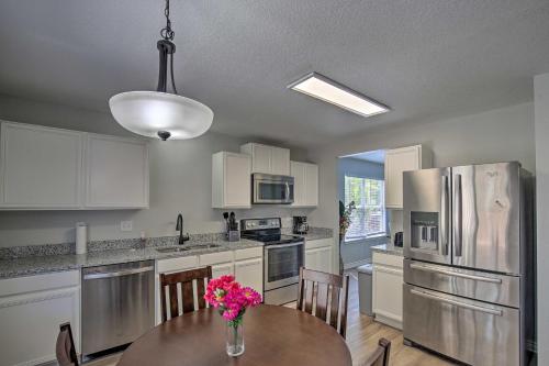 Spacious San Antonio Home about 9 Miles to USTA! in San Antonio, USA