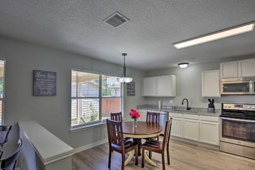 Spacious San Antonio Home about 9 Miles to USTA! in San Antonio, USA
