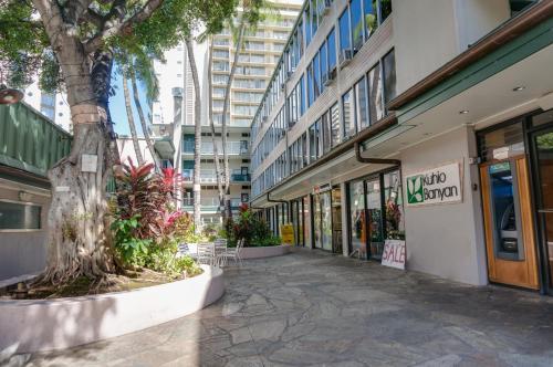 Kuhio Banyan Hotel (with Kitchenettes)