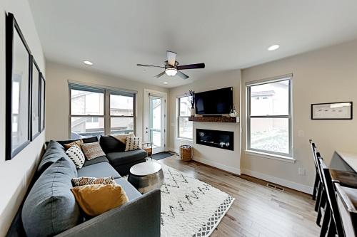 Modern Alpine All-Suite Retreat - Walk to Dining townhouse - image 4