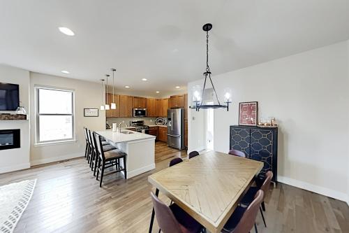 Modern Alpine All-Suite Retreat - Walk to Dining townhouse - image 6