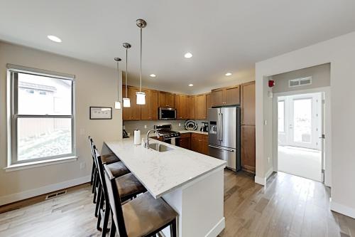 Modern Alpine All-Suite Retreat - Walk to Dining townhouse - image 7