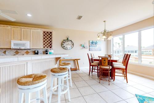 Hibiscus Hideaway 208 - image 3