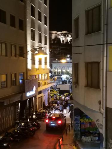 Amazing Apartments @ Monastiraki Subway Station, Athen